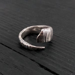 Pierścień z rogu baraniego z litego srebra próby 925, rozmiary od 4,5 do 9
