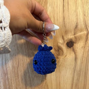 Blumette the Blueberry Crochet Keychain – Handmade Plush Keyring, Cute Fruit Bag Charm, Kawaii Gift, Berry Keychain, Cottagecore Plushie
