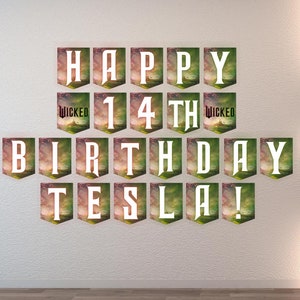 Banner de feliz cumpleaños con tema de Wicked Elphaba Glinda / Banner de alfabeto personalizable / Letrero personalizado / Descarga digital
