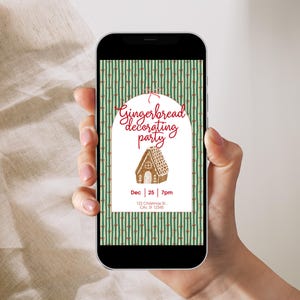 K&ouml;nnte beinhalten: Ein Smartphone zeigt eine Weihnachtseinladung. Die Einladung zeigt den Text "Gingerbread decorating party" in roter Schrift, zusammen mit einer Lebkuchenhaus-Illustration. Der Hintergrund hat ein gr&uuml;n-wei&szlig;es Streifenmuster.