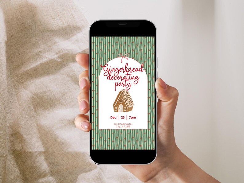 K&ouml;nnte beinhalten: Ein Smartphone zeigt eine Weihnachtseinladung. Die Einladung zeigt den Text "Gingerbread decorating party" in roter Schrift, zusammen mit einer Lebkuchenhaus-Illustration. Der Hintergrund hat ein gr&uuml;n-wei&szlig;es Streifenmuster.