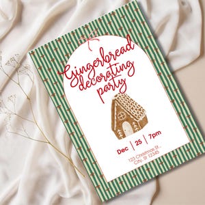 K&ouml;nnte beinhalten: Eine festliche Einladung zu einer Lebkuchen-Dekorationsparty. Das Design zeigt einen wei&szlig;en Bogen mit roter Schrift, die "Gingerbread decorating party" lautet, und eine Lebkuchenhaus-Illustration. Der Hintergrund hat gr&uuml;ne Streifen mit roten Akzenten.