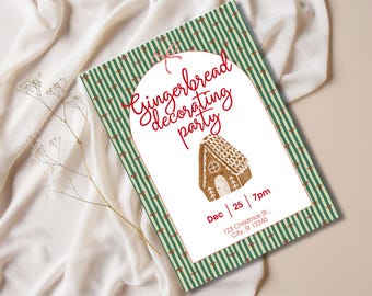 Op de afbeelding: Een feestelijke uitnodiging voor een peperkoekversierfeest. Het ontwerp toont een witte boog met rode tekst die luidt "Gingerbread decorating party" en een illustratie van een peperkoekhuisje. De achtergrond heeft groene strepen met rode accenten.