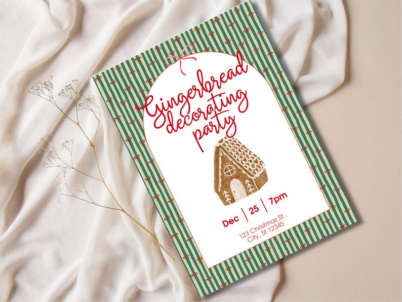 K&ouml;nnte beinhalten: Eine festliche Einladung zu einer Lebkuchen-Dekorationsparty. Das Design zeigt einen wei&szlig;en Bogen mit roter Schrift, die "Gingerbread decorating party" lautet, und eine Lebkuchenhaus-Illustration. Der Hintergrund hat gr&uuml;ne Streifen mit roten Akzenten.