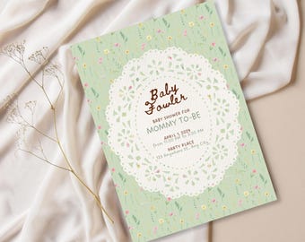 Op de afbeelding: Een rechthoekige uitnodigingskaart voor een babyshower met een lichtgroene achtergrond en een klein bloemenpatroon. Een wit rond papieren kleedje-ontwerp staat in het midden met de tekst Baby Fowler, BABY SHOWER FOR MOMMY TO-BE, APRIL 1, 2029, from 11:00 PM to 3:00 PM, PARTY PLACE, 123 Anywhere St., Any City.