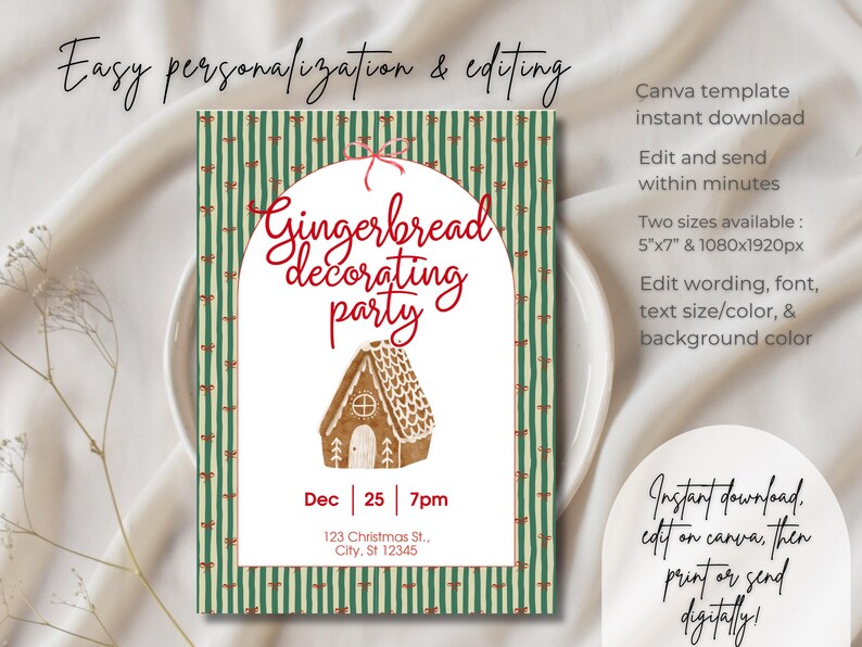 K&ouml;nnte beinhalten: Eine Weihnachtseinladung mit einem gr&uuml;n-rot gestreiften Rand. Die Einladung zeigt den Text "Gingerbread decorating party" in roter Schrift, zusammen mit einer Lebkuchenhaus-Illustration. Zus&auml;tzlicher Text enth&auml;lt Veranstaltungsdetails und Anweisungen zur digitalen Nutzung.