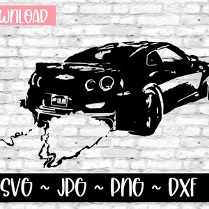 Peut inclure: Silhouette noire d'une voiture de sport avec des traînées de fumée, sur un mur de briques blanches. Le mot "DOWNLOAD" est dans un encadré rose. En dessous, les mots "SVG ~ JPG ~ PNG ~ DXF" en blanc.
