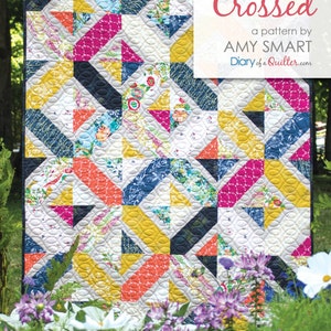 Könnte beinhalten: Ein farbenfrohes Quiltmuster namens "Double Crossed" von Amy Smart, mit einem geometrischen Design aus schwarzem, weißem, blauem, rosa, gelbem und orangefarbenem Stoff. Das Muster ist als PDF-Download erhältlich.