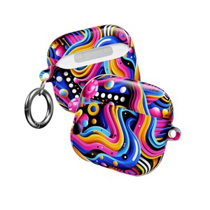 Könnte beinhalten: Eine farbenfrohe Hülle für kabellose Ohrhörer. Die Hülle hat ein lebendiges, abstraktes Design mit wirbelnden Linien in Pink, Blau, Gelb und Schwarz. Sie enthält einen silbernen Karabinerhaken. Die Hülle dient zum Schutz der Ohrhörer.