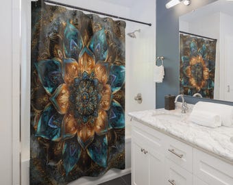Puede incluir: Una cortina de ducha con un elaborado diseño floral en tonos turquesa, bronce y dorado. El intrincado patrón se asemeja a un mandala o flor de loto, sobre un fondo oscuro y texturizado. La cortina se encuentra en un baño.
