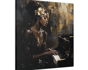 Puede incluir: Una mujer de piel oscura con una flor dorada en el pelo toca un piano. Lleva un vestido negro y tiene una expresión seria en su rostro. El piano es negro y tiene teclas blancas.