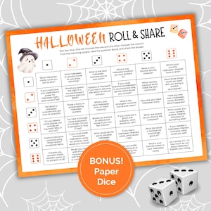 以下が含まれることがあります： オレンジ色の枠が付いたハロウィーン・ロール＆シェア・ゲームシート。質問のグリッド、魔女の帽子をかぶった漫画の幽霊、2つの白い6面ダイスが描かれています。テキストには、遊び方の説明と様々なハロウィーンをテーマにした質問が含まれています。