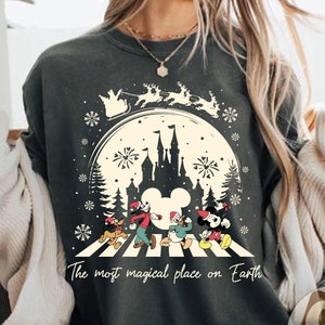 De meest magische plek op aarde muis Svg, Magical Kingdom Christmas Svg, Family Christmas Svg, Xmas Cartoon Character Svg