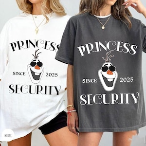 以下が含まれることがあります： 白とチャコールグレーの2枚のオーバーサイズTシャツ。前面には「PRINCESS SECURITY SINCE 2025」の文字と、サングラスをかけたアナと雪の女王のオラフの漫画の画像がプリントされています。白いシャツには下に「WHITE」の文字があります。