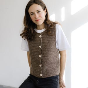 Patron de gilet au crochet : gilet marron boutonné avec boutons dorés (Patron PDF)