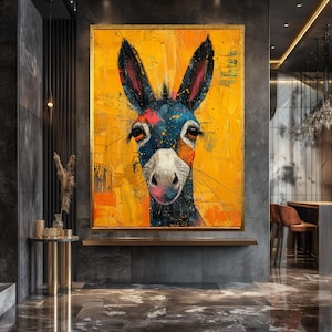 Op de afbeelding: Een kleurrijk abstract schilderij van een ezelskop met een gele, blauwe en zwarte achtergrond. De ezel heeft een zwarte neus en grote, donkere ogen.