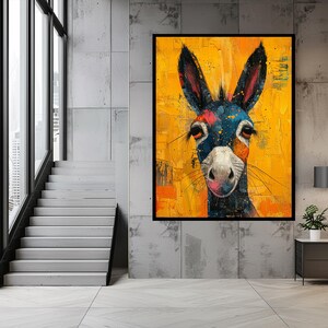 Op de afbeelding: Een kleurrijk abstract schilderij van een ezelskop met een gele, oranje en blauwe achtergrond. De ezel heeft een witte neus en zwarte ogen.