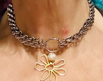 Collar de flores de oro