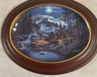 Plato enmarcado vintage de Fred Buchwitz: Reflejos a la luz de la luna, escena de cabaña. La cabaña del río Comfort.