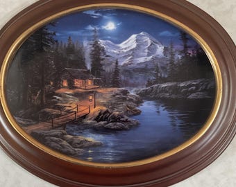 Plato enmarcado vintage de Fred Buchwitz: Reflejos en la escena de la cabaña a la luz de la luna