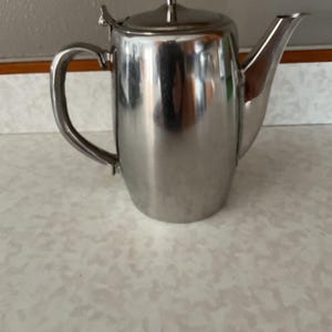 Vintage Coffee Pot – Classic Retro Kitchen Décor – Collectible Metal Coffee Maker