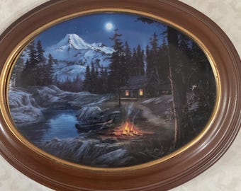 Placa enmarcada vintage de Fred Buchwitz: Escena de fogata en una cabaña