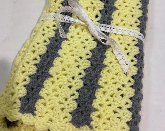 Manta de bebé tejida a crochet hecha a mano - Decoración infantil en amarillo y gris