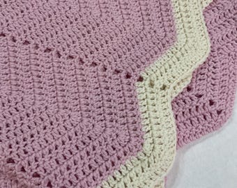 Manta de bebé tejida a mano en crochet - Decoración infantil en rosa y blanco roto