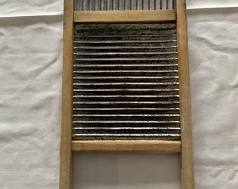 Tabla de lavar de madera vintage / Tabla de lavandería antigua con superficie acanalada de metal / Decoración primitiva de granja