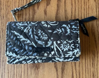 Cartera triple en blanco y negro con diseño de patchwork vintage de Vera Bradley