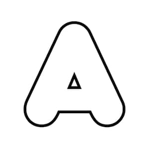 Könnte beinhalten: Ein schwarz umrandeter Buchstabe "A" auf weißem Hintergrund. Der Buchstabe hat ein abgerundetes, blasenartiges Design mit einem kleinen Dreieck im Inneren. Das Design ist einfach und grafisch, geeignet für verschiedene Anwendungen.