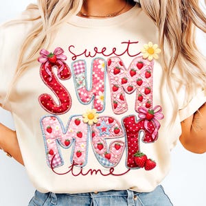 Puede incluir: Camiseta color crema con la frase "Sweet Summer Time" en un diseño de patchwork. Las letras están decoradas con fresas, flores y lazos. Las letras "S" y "M" son rojas con lunares blancos.