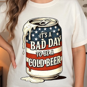 Es un mal día para una cerveza fría (Png), diseño de camiseta divertida del 4 de julio (Png), bandera estadounidense (Png), bebida patriótica (Png), día de la independencia (Png)