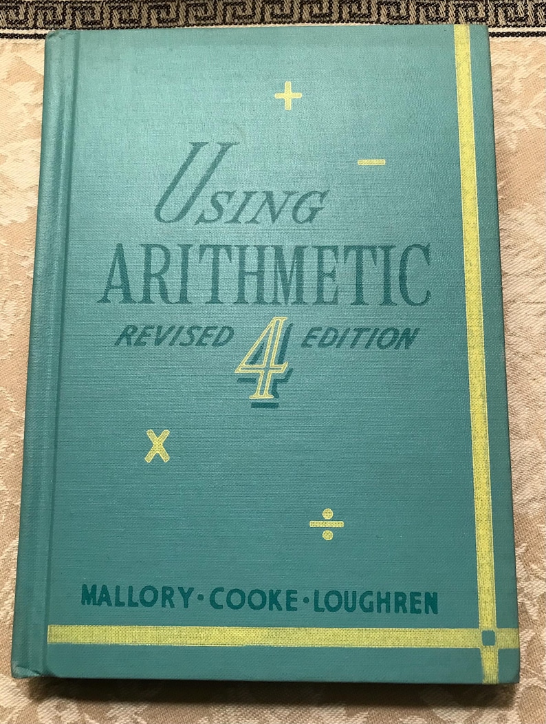 Puede incluir: Un libro vintage de color turquesa titulado "Using Arithmetic" con texto verde claro. La portada presenta s&iacute;mbolos matem&aacute;ticos y el texto "Revised 4th Edition". Los nombres de los autores est&aacute;n en la parte inferior.
