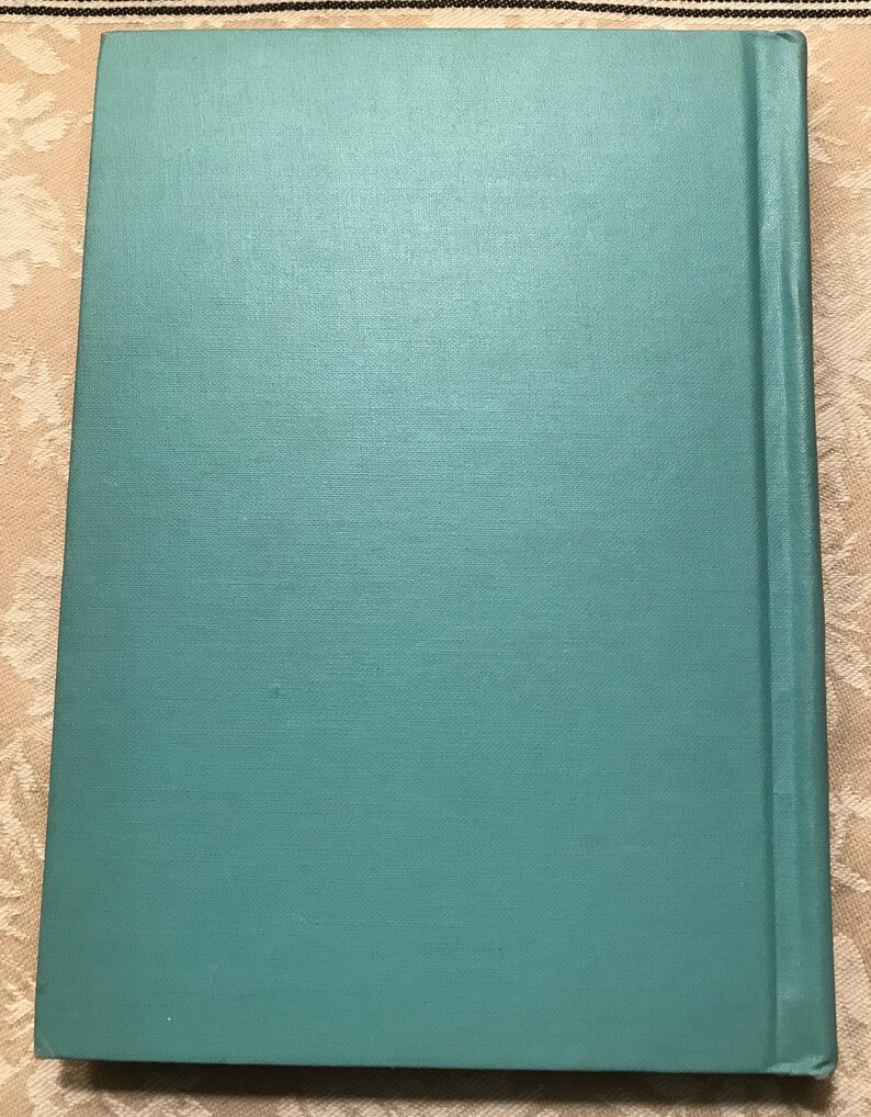 Puede incluir: Un libro de color turquesa con una cubierta texturizada. El lomo es de un tono turquesa m&aacute;s oscuro. La cubierta del libro tiene una apariencia ligeramente rugosa y tejida.