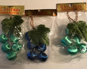 Adornos navideños vintage: Uvas de hilo satinado, 3 racimos, azul y turquesa, Japón, artículos nuevos de stock antiguo.