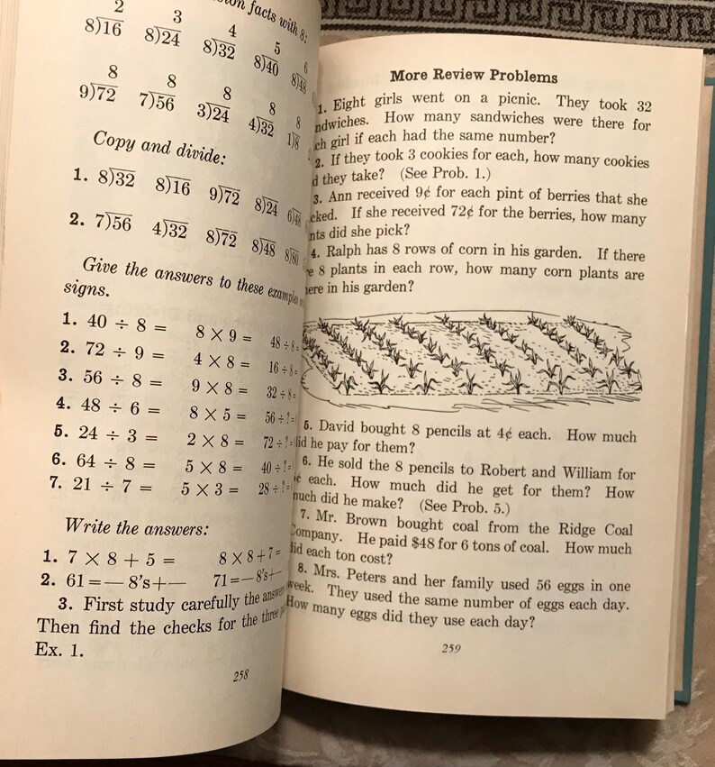 Puede incluir: Libro abierto con problemas de aritm&eacute;tica. Las p&aacute;ginas muestran ejercicios matem&aacute;ticos, incluyendo divisi&oacute;n y multiplicaci&oacute;n, con ejemplos e instrucciones. El texto incluye "More Review Problems" y "Copy and divide:" con respuestas.