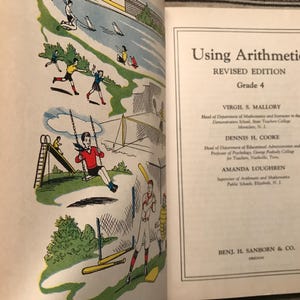Puede incluir: Un libro abierto con una colorida ilustraci&oacute;n de ni&ntilde;os jugando al aire libre en la p&aacute;gina izquierda. La p&aacute;gina derecha presenta el t&iacute;tulo "Using Arithmetic" e informaci&oacute;n del autor. El libro es una edici&oacute;n revisada para el grado 4.