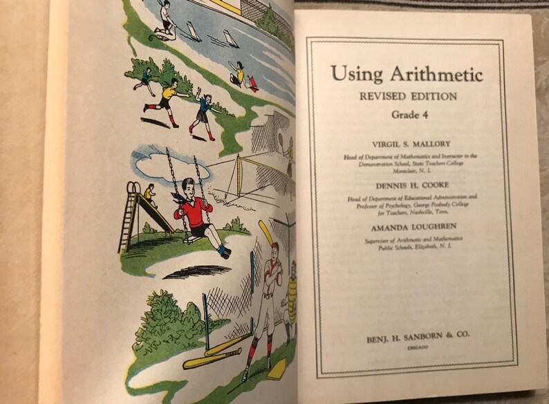 Puede incluir: Un libro abierto con una colorida ilustraci&oacute;n de ni&ntilde;os jugando al aire libre en la p&aacute;gina izquierda. La p&aacute;gina derecha presenta el t&iacute;tulo "Using Arithmetic" e informaci&oacute;n del autor. El libro es una edici&oacute;n revisada para el grado 4.