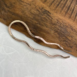 ハンマー加工された真鍮のヘアピン：ショールスティック、オレゴン州で手作り