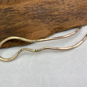 kleine Haargabel aus Messing, handgeformt und texturiert, French Twist, Schalnadel