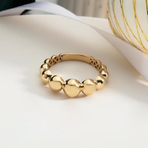 Anello con fascia in oro massiccio 14K con perline, anello con pallina in oro, anello con puntini in oro, anello minimalista con perline impilabili, anello minimalista per la mamma, fascia con perline in oro