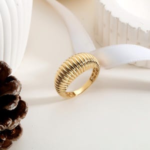 14k Solid Gold Croissant Ring, Dome Croissant Ring, Bold Dome Ring, Bold Seil-Stil Twist Ring, Gold Bubble Ring, Chunky Gold Ring für Mama