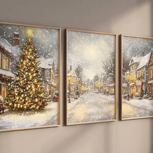 Puede incluir: Un conjunto de tres escenas de invierno enmarcadas. El panel izquierdo presenta un pueblo nevado con un gran árbol de Navidad decorado con luces. El panel central muestra una calle nevada con casas y farolas. El panel derecho muestra un pueblo nevado con casas y farolas.