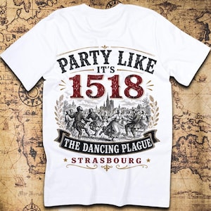 Op de afbeelding: Een wit t-shirt met een grafische print met de tekst "PARTY LIKE IT'S 1518" in zwart en rood, "THE DANCING PLAGUE" in wit op een zwarte banner, en "STRASBOURG" eronder. De illustratie toont een groep mensen die op een plein aan het dansen zijn.