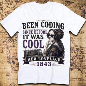 Könnte beinhalten: Ein weißes T-Shirt mit einer Grafik von Ada Lovelace, die eine Sonnenbrille trägt. Der Text lautet: BEEN CODING SINCE BEFORE IT WAS COOL, ADA LOVELACE, 1843. Unter dem Text befindet sich eine Abbildung einer analytischen Maschine in Schwarz und Lila.