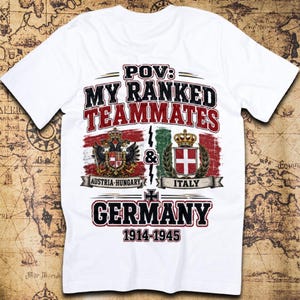 Può includere: Una t-shirt bianca con una stampa grafica con il testo POV: MY RANKED TEAMMATES. Mostra le bandiere e gli emblemi dell'Austria-Ungheria e dell'Italia separati da un fulmine, con il testo GERMANY e gli anni 1914-1945 sottostanti.