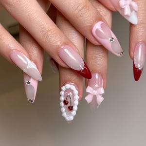 Kirsch Schleife Drücken Sie die Nägel, Rosa Rotes Herz 3D Nagelkunst, Kawaii Gefälschte Nägel, Handgefertigte Lange Mandel Nägel für Geschenke & Valentinstag, Geburtstag, Party.