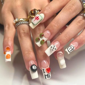 Uñas postizas únicas de Las Vegas, temática de casino con diseños de dados, arte de uñas con adornos 3D, arte de uñas hecho a mano, uñas I Love Me.