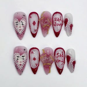 Uñas postizas de payaso rosa, juego de uñas almendradas con diseños divertidos, naipes y letras "Sad Down", arte de uñas único para vacaciones, regalos.